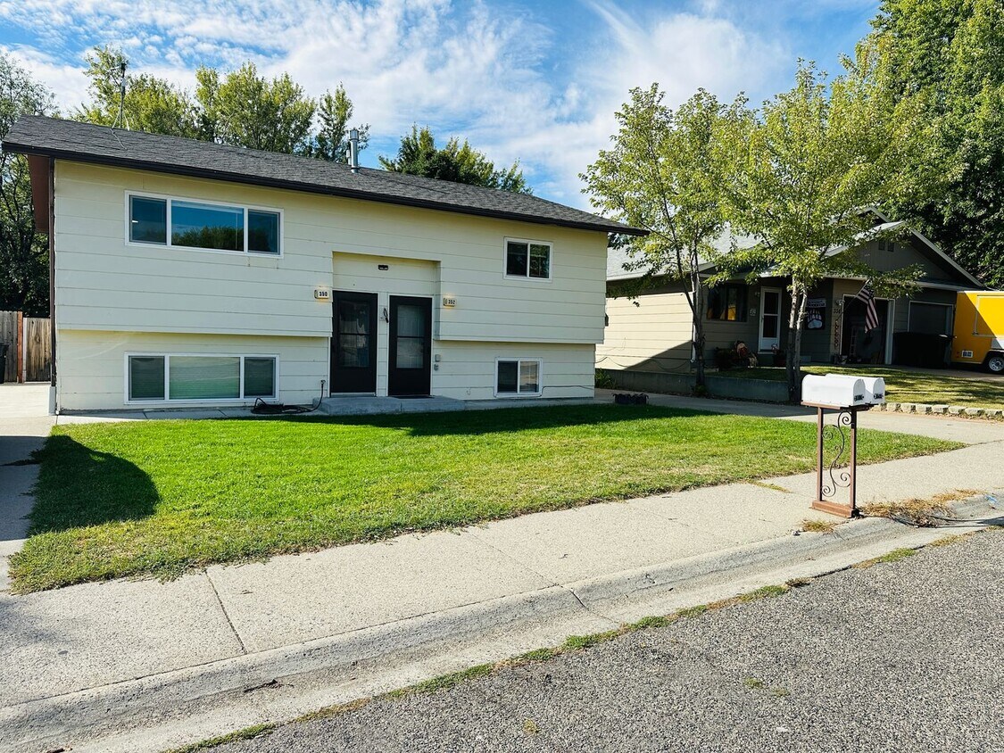 Primary Photo - Fresh Remodel, Pet Friendly 2 bedroom in B...
