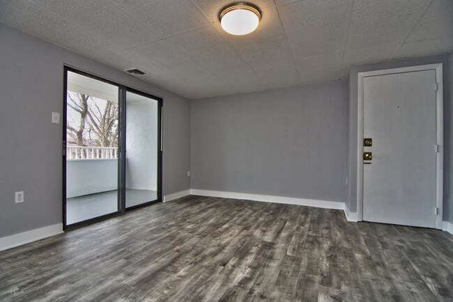 Building Photo - 100 Parkway Blvd #12