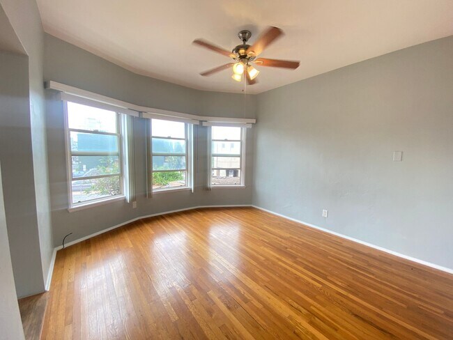 Foto del edificio - Must-See Bankers Hill 1BR, Parking Included, Pets Welcome