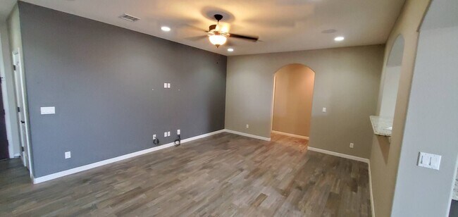 Foto del edificio - HOME FOR RENT IN THE FAR EASTSIDE