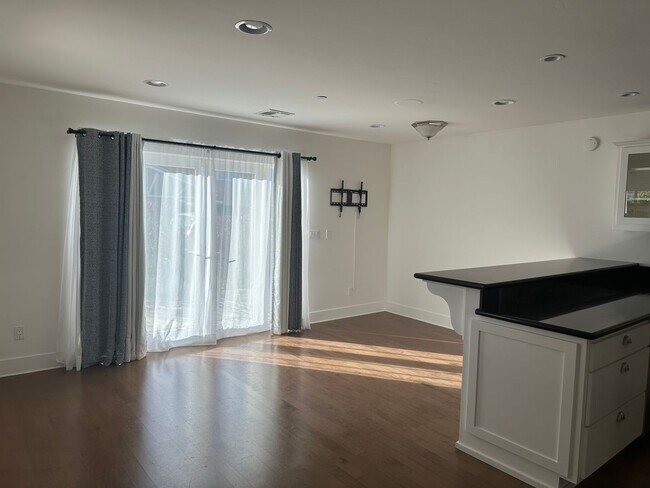 Foto del edificio - Just reduced! Walk to shops, and beach!