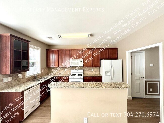 Building Photo - Charming 3BR/2.5BA Home in Cornelius!
