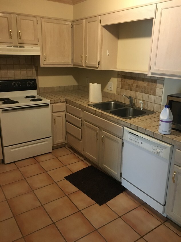 107 Woodland Village, Birmingham, AL 35216 Condo for Rent in