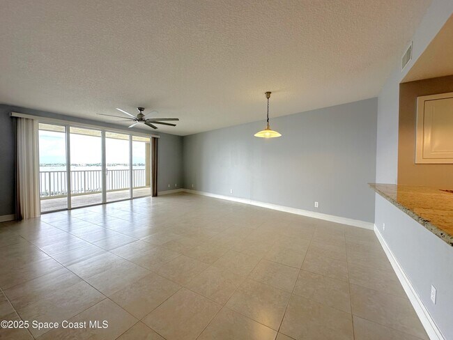Foto del edificio - 102 Riverside Dr