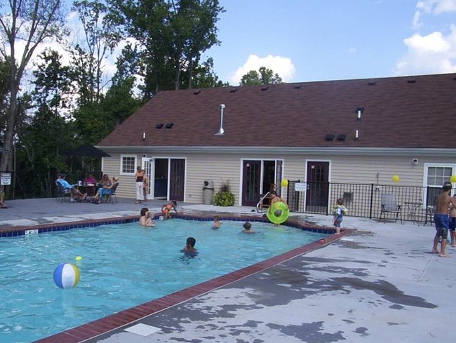 Piscina - Brandy Hill Apartments