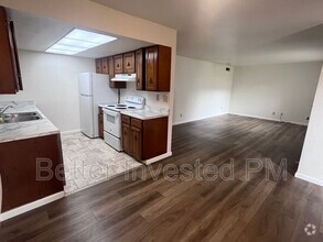 Building Photo - 857 S Oak St