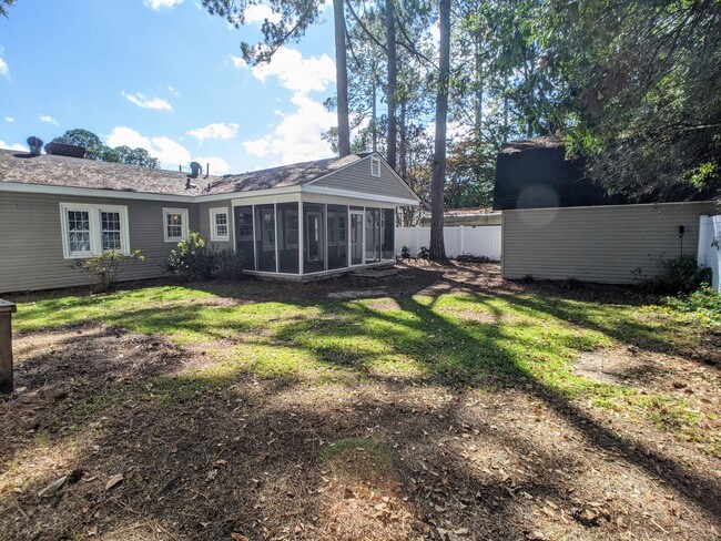 Building Photo - Lovely 3 Bedroom Rambler