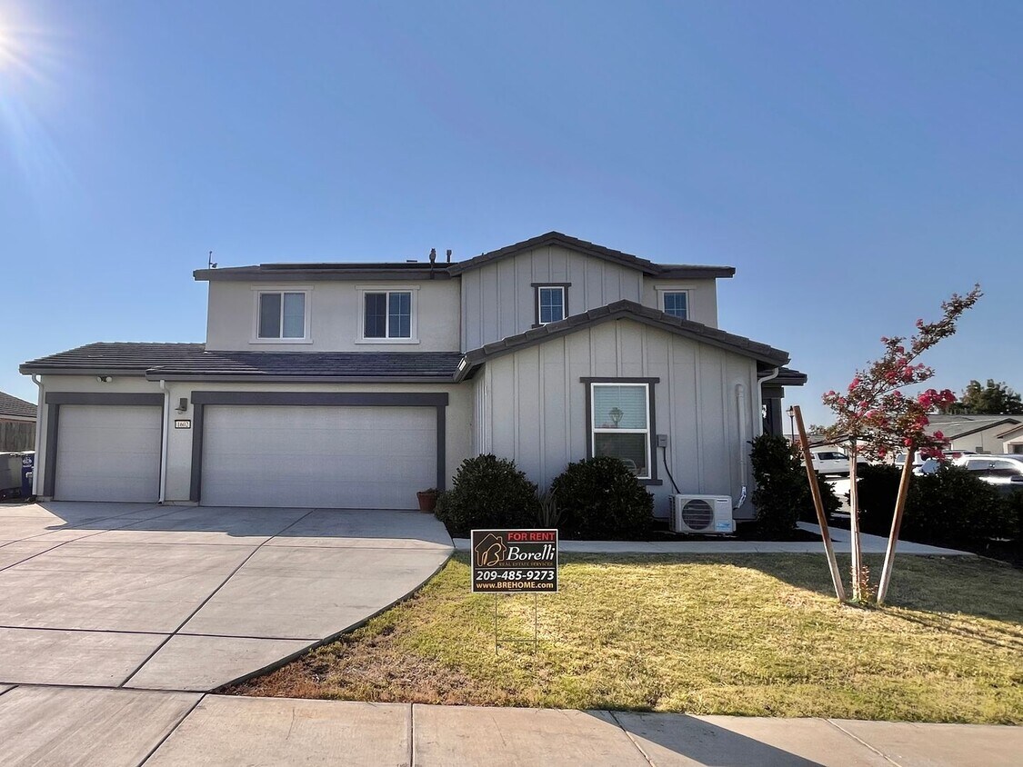 Primary Photo - Spacious, Modern 4-Bedroom 2.5 Bath Home p...