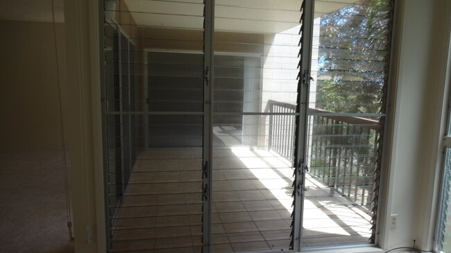 Building Photo - Haleloa II, End building, 2-parking, 1 Yea...