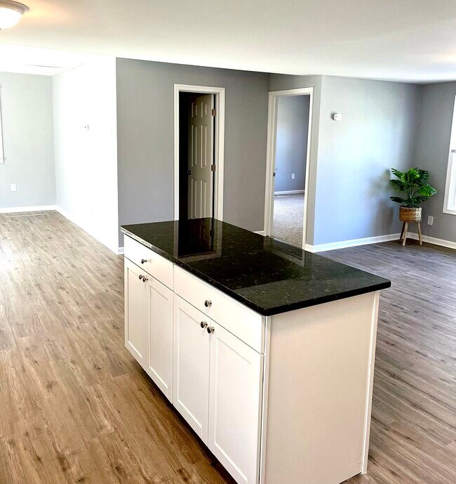 Building Photo - 1692 Victory Ave