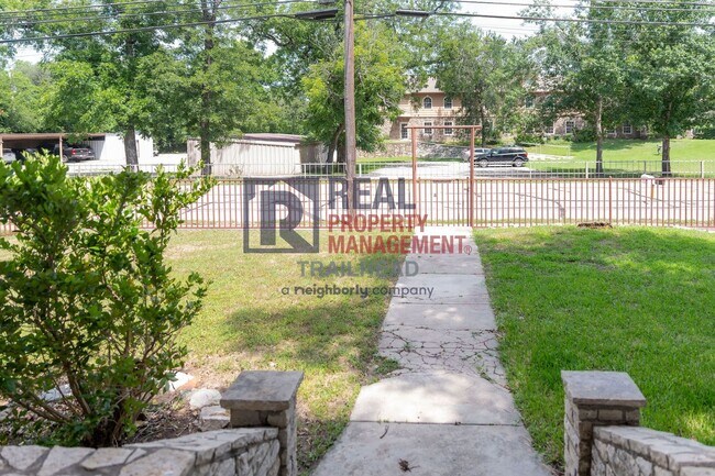 Building Photo - Cozy 2 Bedroom Home Near Historic Downtown Glen Rose