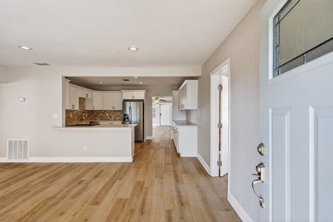 Foto del edificio - 541 40th Ave NE