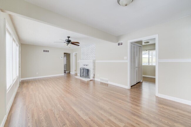 Building Photo - 110 De Smet Dr