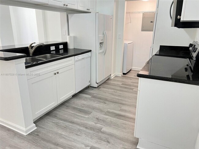 Foto del edificio - 17150 N Bay Rd