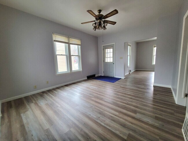 Building Photo - 526 N Durkee St