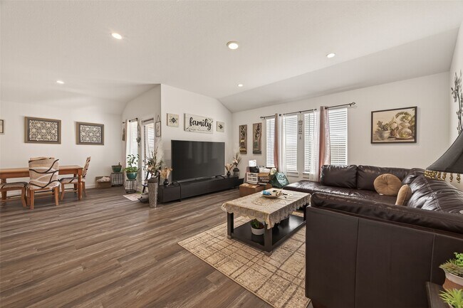 Building Photo - 1102 Rayburn Dr