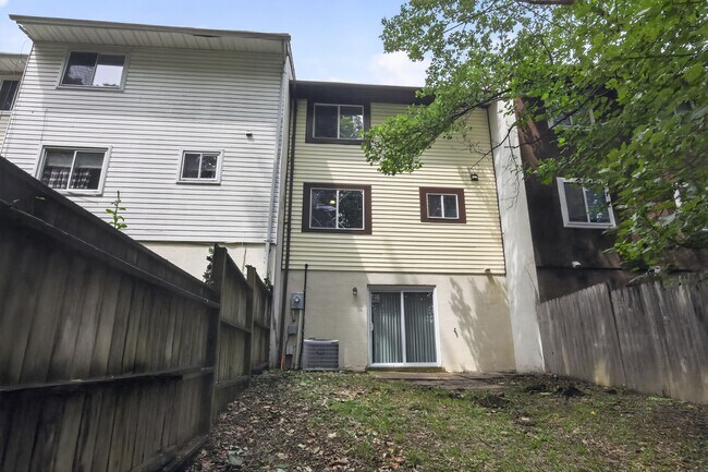 Foto del edificio - Spacious 3 Level Stafford Townhouse