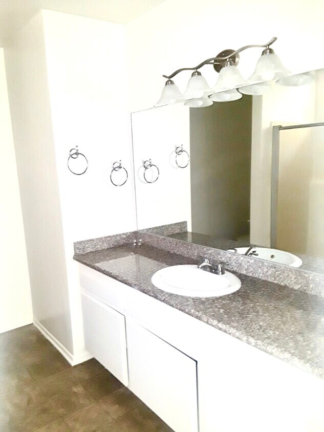 Foto principal - 4148 Whitsett Ave