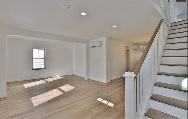 Building Photo - Style, comfort, & convenience---perfectly packaged!