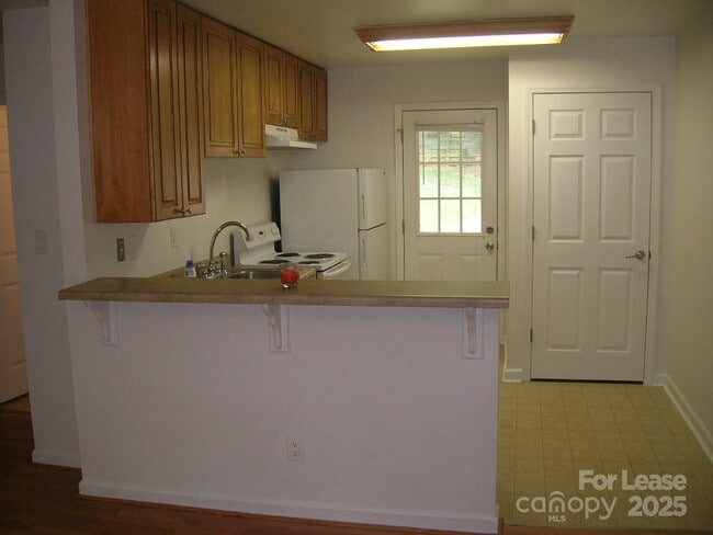 Building Photo - 2316 Woodbridge Dr