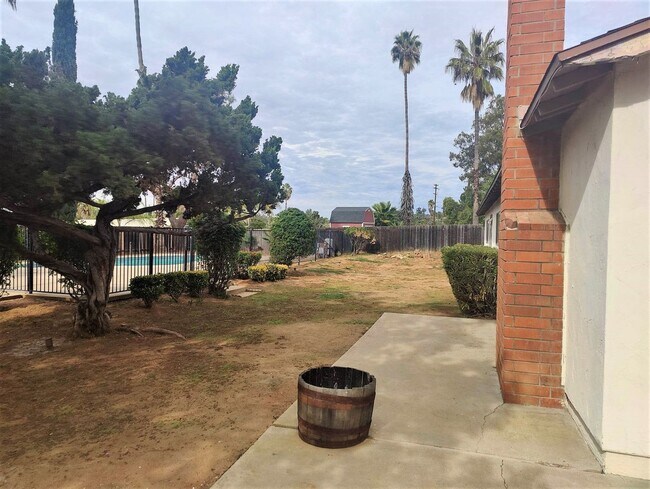 Building Photo - Large Ranch Style Home on Huge Lot