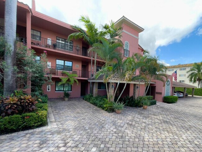 Building Photo - 250 E Royal Palm Rd