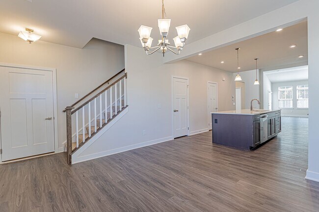 Building Photo - Townhome Convenient to Shops and Restauran...