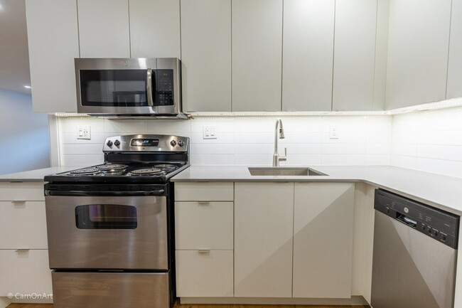 Building Photo - Recently Renovated 1 Bedroom Unit