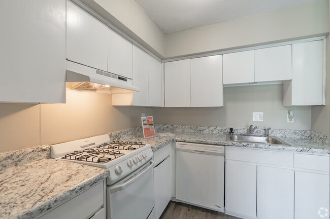 Kitchen - Cherry Creek Apartments