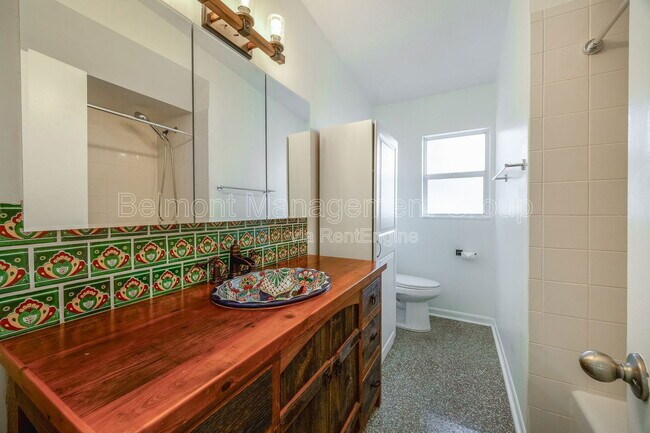 Foto del edificio - 2743 Sanbina St