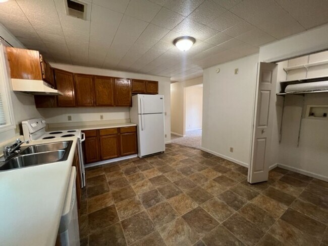 Foto del edificio - 2BR house near CofO!!!