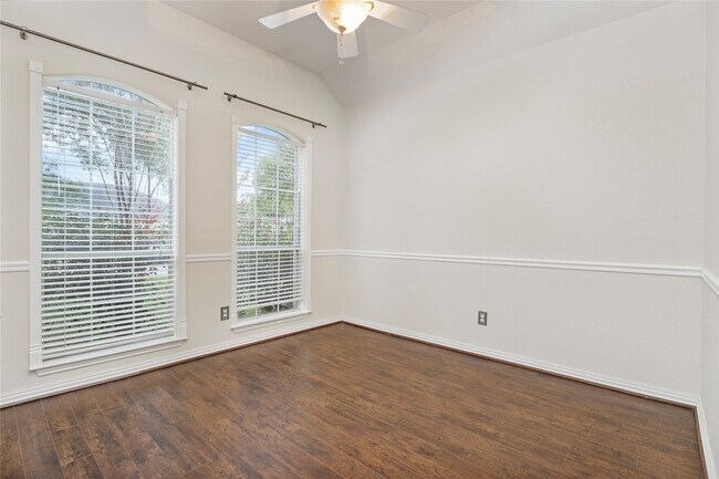 Building Photo - 407 Livingstone Ln