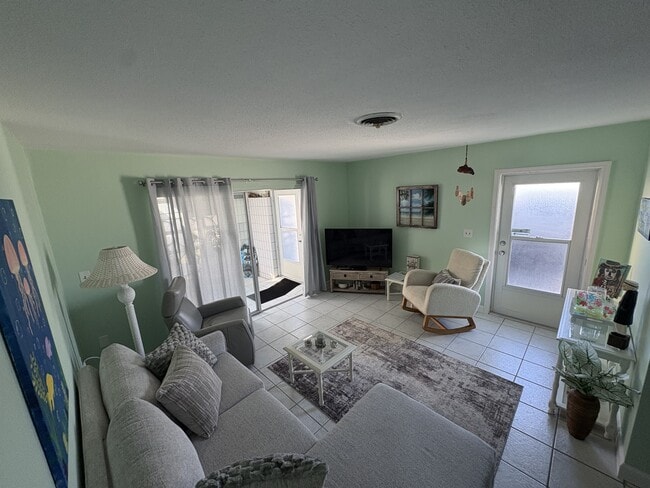 Building Photo - 1205 Tarpon Center Dr