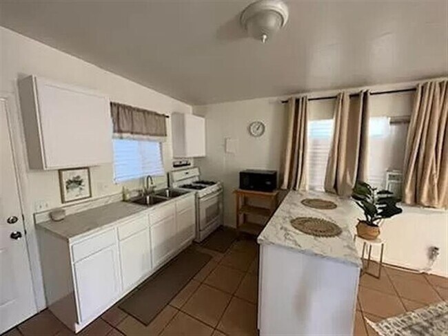 Building Photo - 2 BEDROOM