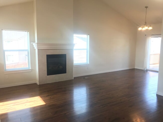 Building Photo - Hard to find 4 Bed, 3 Full Bath Home