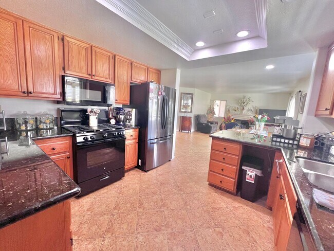 Foto del edificio - Spacious 5-Bed, 3-Bath Home in Rialto – Ve...