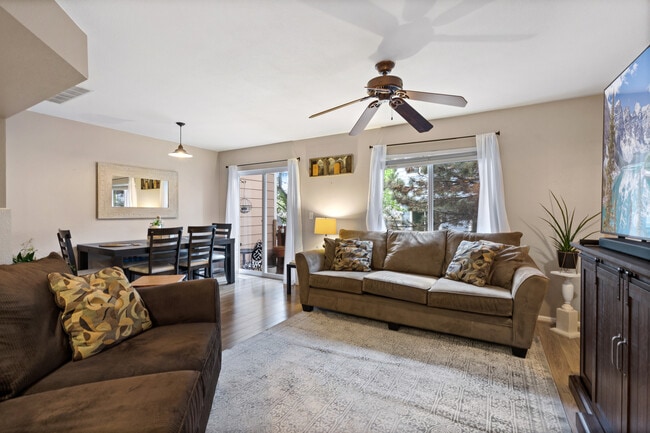 Foto del edificio - 708 Crown Ridge Ln