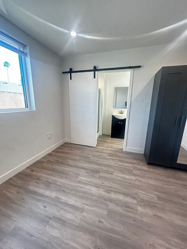 Foto del edificio - Private Bedroom w Personal Bathroom & Shower, shared student-oriented space