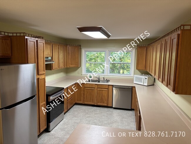 Building Photo - 154 Garland St