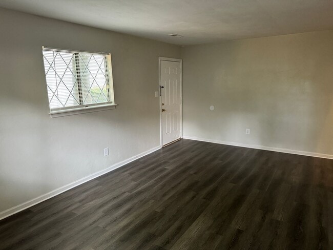 Building Photo - Pecan Gardens-Two Main Bedrooms and Baths