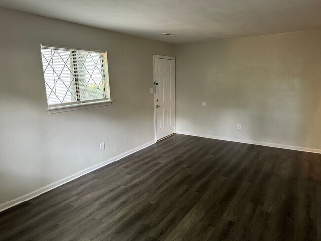Foto del edificio - Pecan Gardens-Two Main Bedrooms and Baths