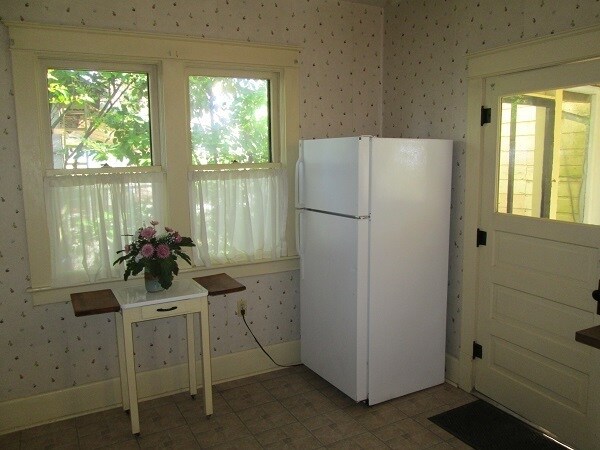 Building Photo - 3Bd/1Ba Two Story House - Available Soon!