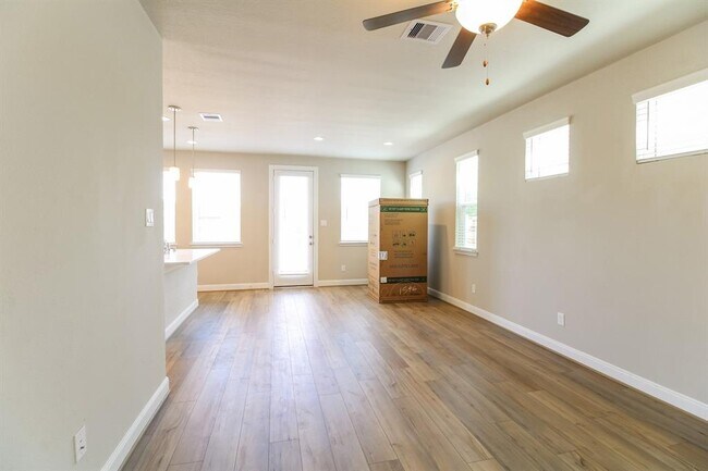 Building Photo - 9824 Rugged Oaks Dr