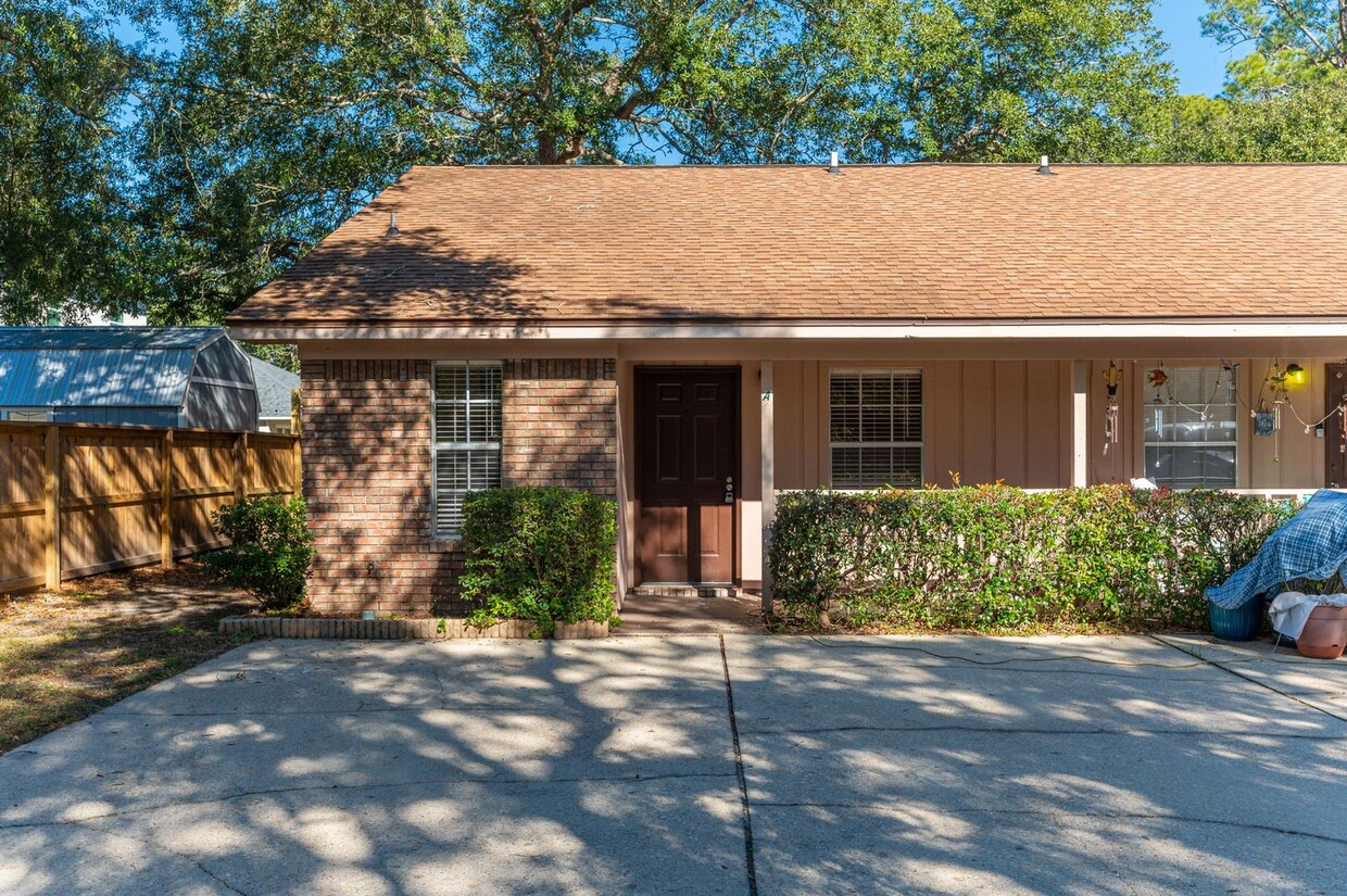 Primary Photo - Quaint duplex!