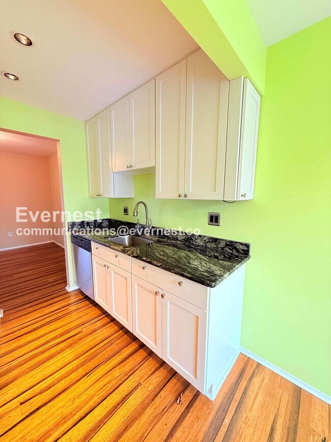 Building Photo - 2 Bed/1.5 Bath Condo with In-Unit Laundry / Vouchers Accepted / Available Now!
