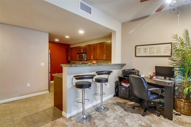 Building Photo - Large 1 Bedroom 1 Bath next to Petco Park