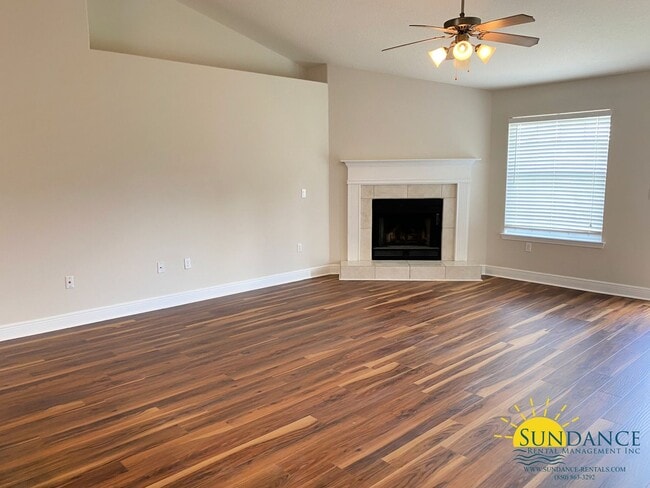 Building Photo - Gorgeous 5 Bedroom Home in Navarre