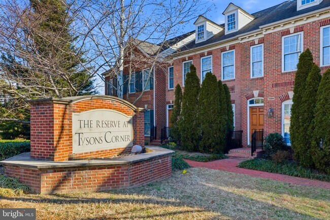 Foto del edificio - 7996 Reserve Way