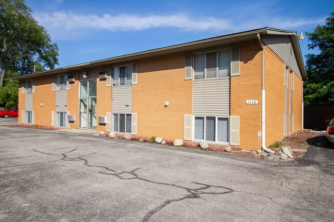 Building Photo - 1110 Lewis Ave