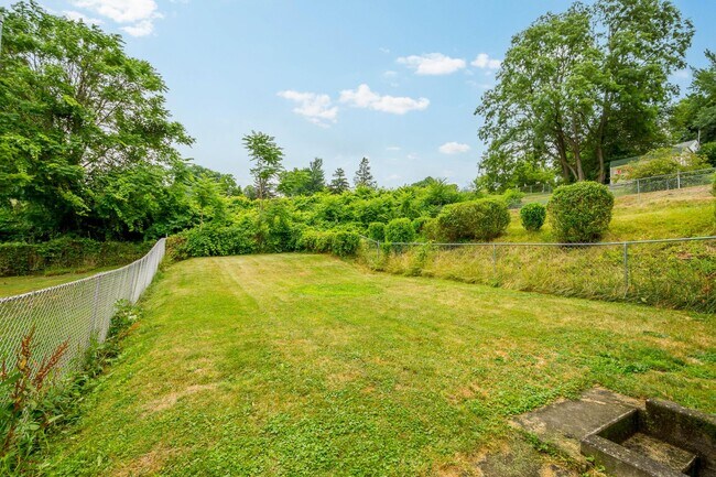 Foto del edificio - Stunning 3 bedroom home in Carrick available May 15!